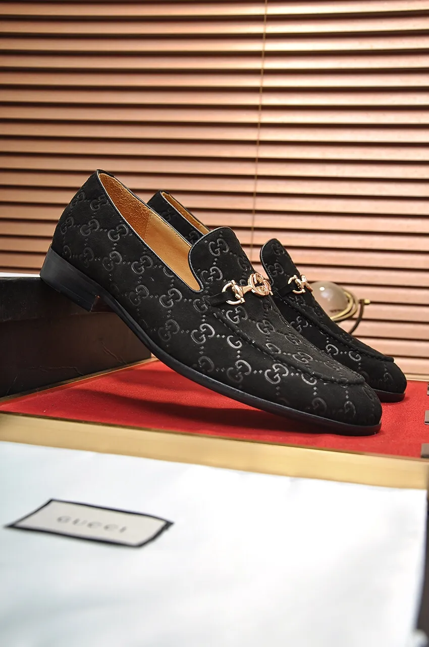 Men's shoes💰500💶Italy's top luxury men's shoe giant (GUCCI) (Gucci) (full cowhide lining) new arrival🍃Original European style🔰 Pleasant to the eye😍In order to make the shoes more durable and non-deformable🌀The production continues to follow traditional methods but there is still no lack of innovation💪Choose original sheepskin for the leather♻️ Smooth and natural And extra bright ⭐Made of imported cowhide, the first choice of rich people 38-45 (45 customized)
